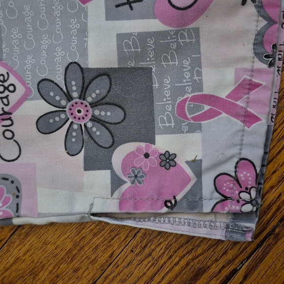 Scrub H.Q. XL Short Sleeve White, Pink, Gray, & Black, V-neck, Hearts, Cancer - Picture 4 of 10